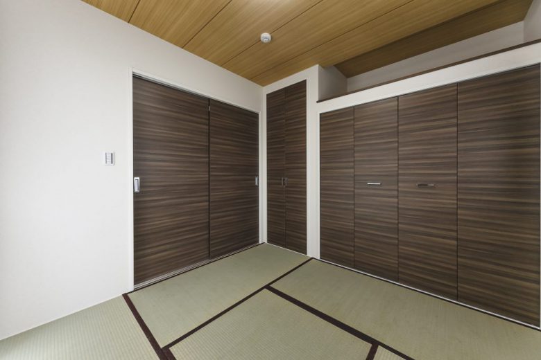 瓦屋根の和風テイストで落ち着いた外観の家の写真2