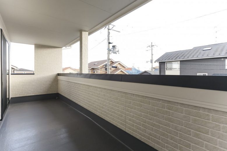 瓦屋根の和風テイストで落ち着いた外観の家の写真4