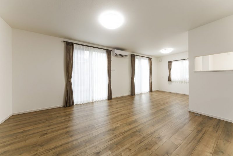 瓦屋根の和風テイストで落ち着いた外観の家の写真3