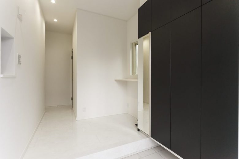 ホワイト&ブラックのモノトーンハウス メリハリのついたモダン住宅の写真2