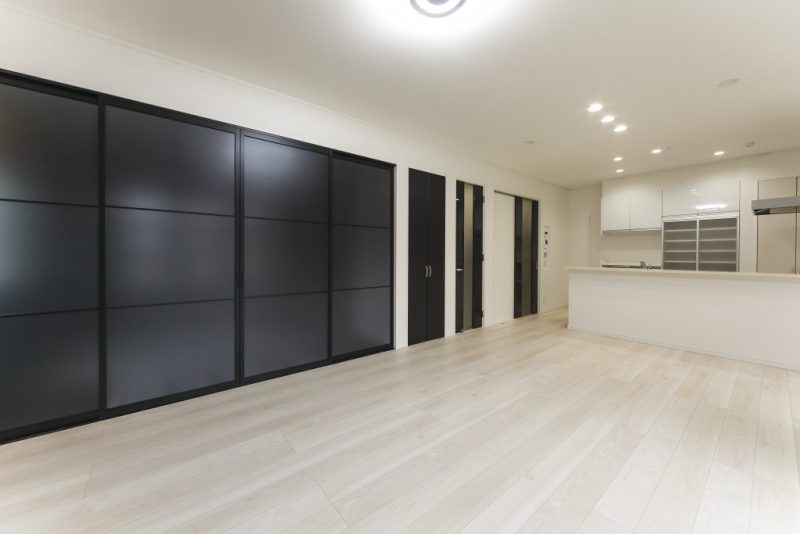 ホワイト&ブラックのモノトーンハウス メリハリのついたモダン住宅の写真3