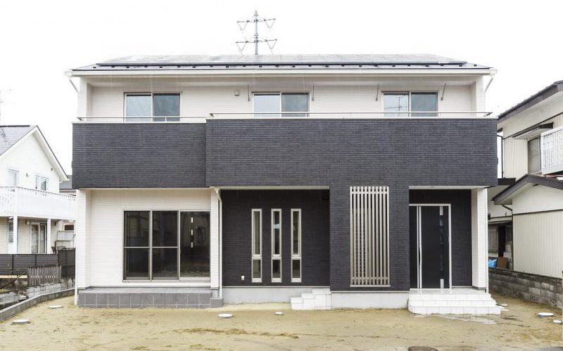 ホワイト&ブラックのモノトーンハウス メリハリのついたモダン住宅の写真1