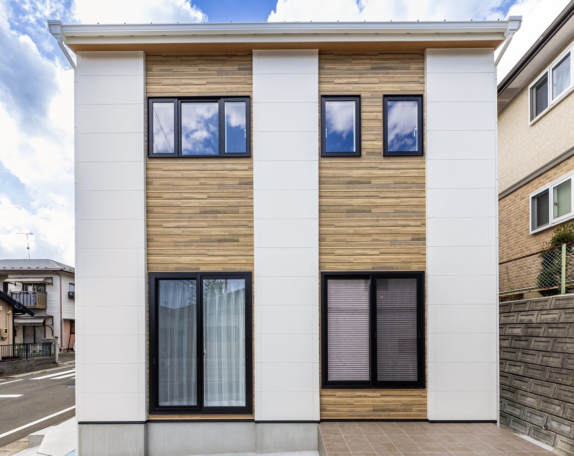 夫婦それぞれのウォークインクローゼットと 小上がりの和室でくつろぐ 収納充実のモダンな住まい